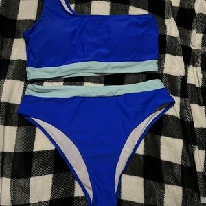 I am selling this 2 piece swim suit, it is an X-Large(size 14),it’s a royal blue